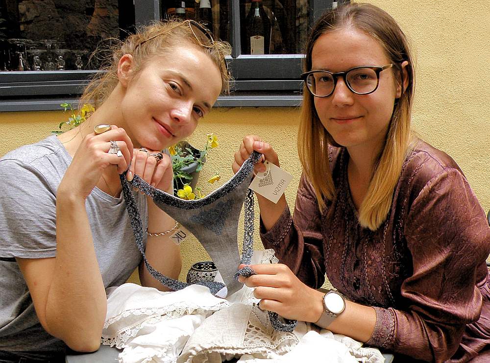 Pirmajā kolekcijā ir seši dažādi stringi, no kuriem katru rotā kāda zīme ar dziļāku jēgu. Piemēram “Zaiga” valkājama, kad nepieciešams spēks un pārliecība, bet “Austra” nodrošinās īpašu aizsardzību, teic modes mākslinieces Dana Stuce un Irbe Šmite.