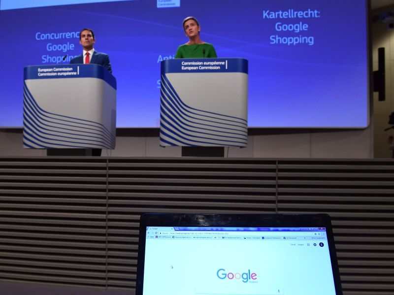 EK konkurences komisāre Margrēte Vestagere preses konferencē 27. jūnijā pieteica “Google Shopping” sodīšanu ar 2,4 miljardiem eiro par meklētāja dominējošā stāvokļa ļaunprātīgu izmantošanu.