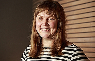 “Iekšlietu ministrija vēlas deportēt somu zinātnieci, kas ir precējusies ar britu un maksā nodokļus Lielbritānijā, tas ir, mani,” tviterī ierakstījusi Holmberga.
