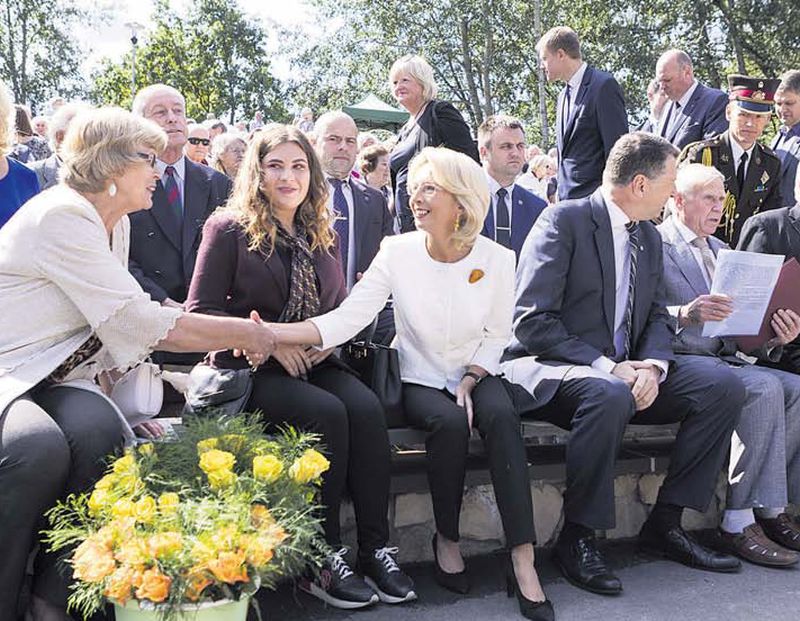 Saeimas priekšsēdētāja Ināra Mūrniece (centrā) pauda prieku par to, ka salidojuma dalībniekiem aizvien ir gaišs skats uz dzīvi un sirdīs dzīvas galvenās vērtības – dzīvība un brīvība.