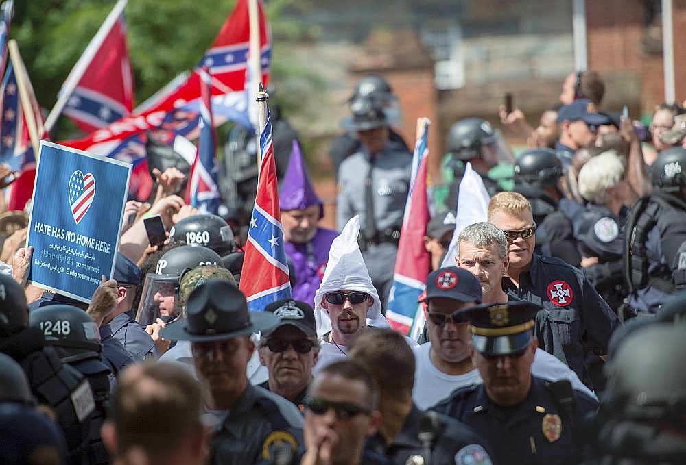 Šarlotsvilā pulcējās vairāki tūkstoši dažādu baltādaino rasistu organizāciju pārstāvju, lai protestētu pret pilsētas pašvaldības plāniem aizvākt ASV pilsoņu kara laika konfederātu armijas virspavēlnieka ģenerāļa Roberta Lī statuju.
