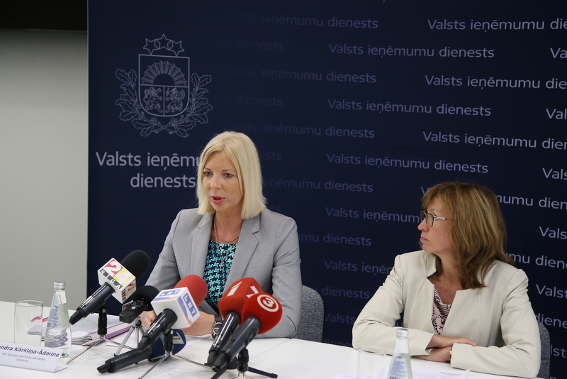 Valsts ieņēmumu dienesta Nodokļu kontroles pārvaldes direktore Sandra Kārkliņa-Ādmine (no kreisās) un Patērētāju tiesību aizsardzības centra direktore Baiba Vītoliņa