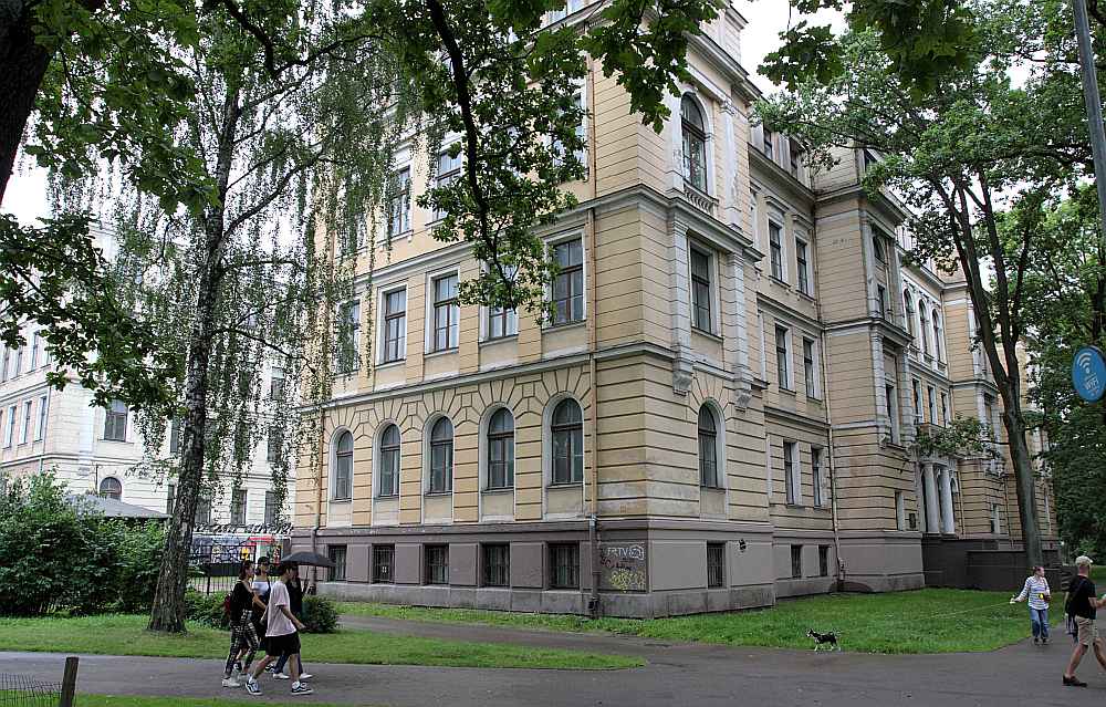 Bijusī Latvijas Universitātes Bioloģijas fakultātes ēka ir LU īpašums un varētu tikt pārdota bez valdības atļaujas, taču LU to negrib pārdot “kuram katram” un pieļauj, ka varētu izīrēt kādam uzņēmumam, kas ēkā izveidotu viesnīcu.