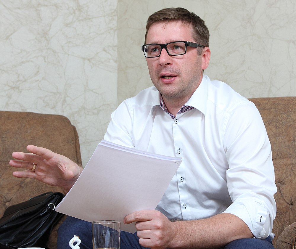 Publiskajā telpā vecāki gana bieži pauduši neapmierinātību ar kārtību, kādā bērni tiek uzņemti bērnudārzos vai skolās. Kāpēc šis ir pirmais gadījums, kad kāds vēršas tiesā pret konkrētu pašvaldību? “Vecāki paļaujas uz pašvaldības skaidrojumiem, kāpēc kaut ko nevar izdarīt. Iemesls varētu būt arī bailes: kā pret bērnu izturēsies skolā vai bērnudārzā, ja vecāki būs tiesājušies ar pašvaldību. Arī mūsu gadījumā neapmierināti ir vairāk nekā četri. Taču vērsties tiesā sadūšojās tikai četri,” teic Rihards Mors.
