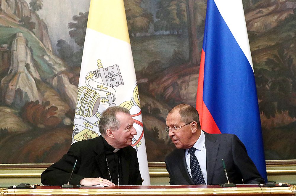 Kardināls Pjetro Parolīns (no kreisās) sarunā ar Krievijas ārlietu ministru Sergeju Lavrovu.