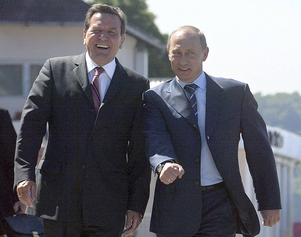 Vācijas ekskanclers Gerhards Šrēders, “Gazprom” projekta “Nord Stream” akcionāru padomes direktors un Krievijas naftas firmas “Rosneftj” direktoru padomes dalībnieks, turpina iet kopsolī ar Krievijas prezidentu Vladimiru Putinu.