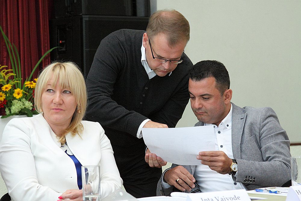 Nacionālā veselības dienesta Latgales nodaļas vadītājs Jānis Pitrāns rāda Saeimas deputātam Hosamam Abu Meri skaitļu līkni, kas apliecina, cik strauji sarūk iedzīvotāju skaits Latgalē un kurās vietās jau aizvērušās ģimenes ārstu prakses. Ka vēstījums nav iepriecinošs, piekrīt arī Daugavpils pašvaldības vadītāja padomniece veselības aprūpes jautājumos Inta Vaivode.