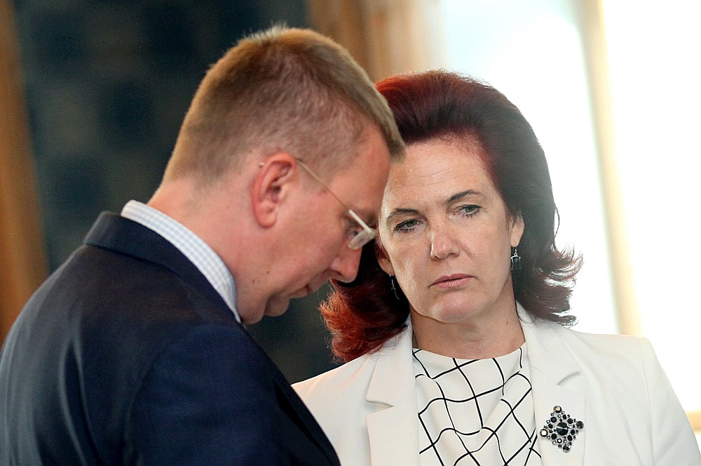 Ārlietu ministrs Edgars Rinkēvičs ar Solvitu Āboltiņu esot apspriedis viņas iespējamo atgriešanos ārlietu dienestā, bet par konkrētiem amatiem komentāru nav.