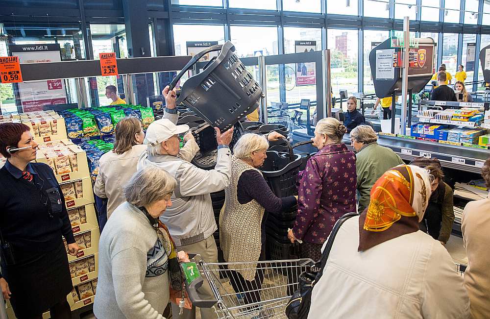 Vairāki “Lidl” veikali jau ir Lietuvas pilsētās. Atklāšanas dienās tajos bija liels pircēju pieplūdums. Attēlā: veikala atklāšana Viļņā pagājušā gada augustā.