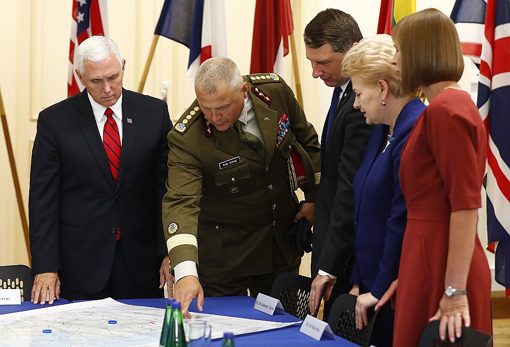 Igaunijas Aizsardzības spēku komandieris ģenerālis Riho Terass (otrais no kreisās) Tallinā stāsta par NATO paplašinātās klātbūtnes operāciju ASV viceprezidentam Maikam Pensam (pirmais no kreisās), kā arī Latvijas prezidentam Raimondam Vējonim (trešais no kreisās), Lietuvas prezidentei Daļai Grībauskaitei (otrā no labās) un Igaunijas prezidentei Kersti Kaljulaidai (pirmā no labās).