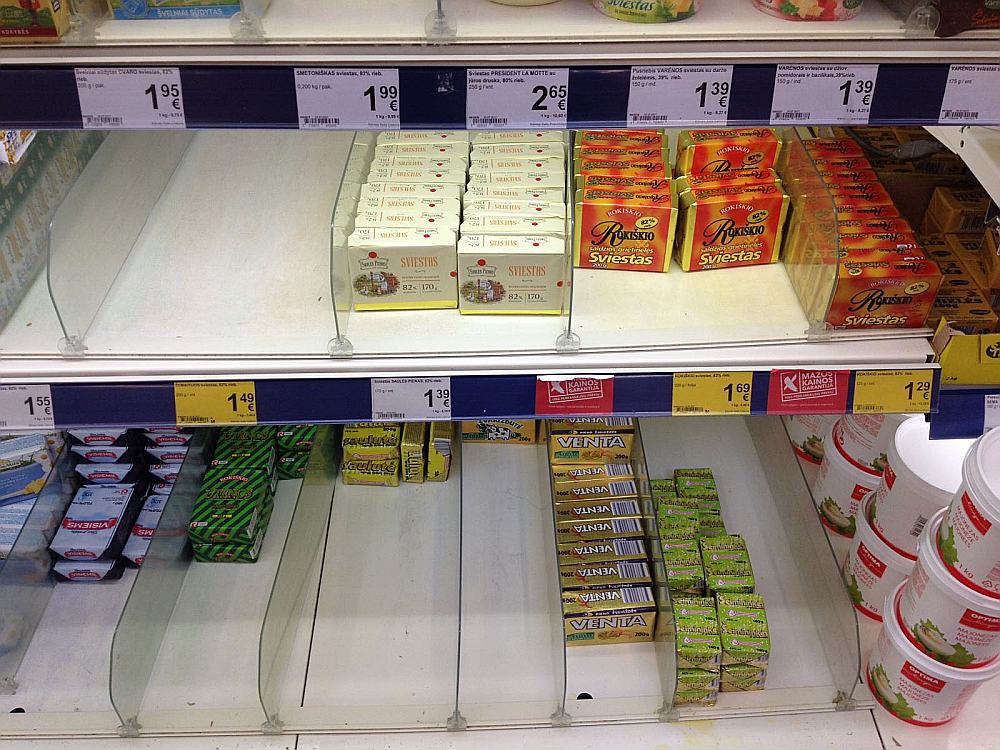 Piena produktu plaukts Šauļu veikalā “Maxima”.