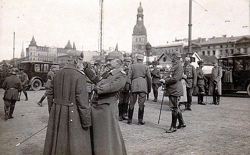 Vācu virsnieki okupētajā Rīgā.