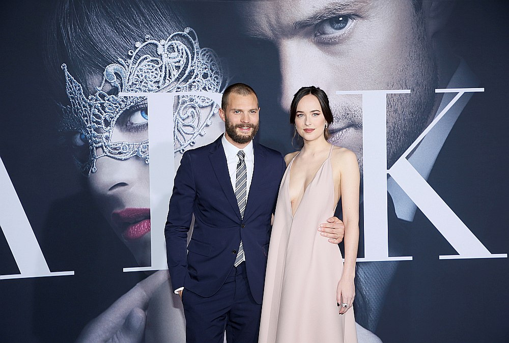 Džeimijs Džordans un Dakota Džonsone filmas “Tumsa piecdesmit nokrāsās” pirmizrādē Madridē 2017. gada februārī.