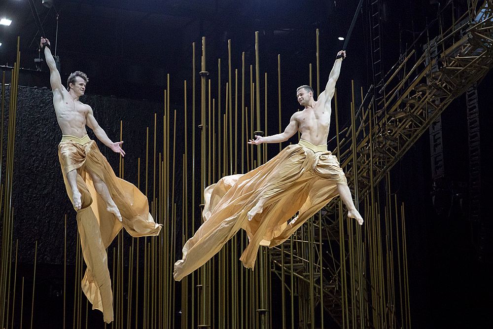 “Cirque du Soleil” izrāde “Varekai”, kurā piedalās 50 augstākās klases mākslinieki, rosina noticēt brīnumam, pārvarēt izmisumu un nebaidīties lūgt palīdzību.