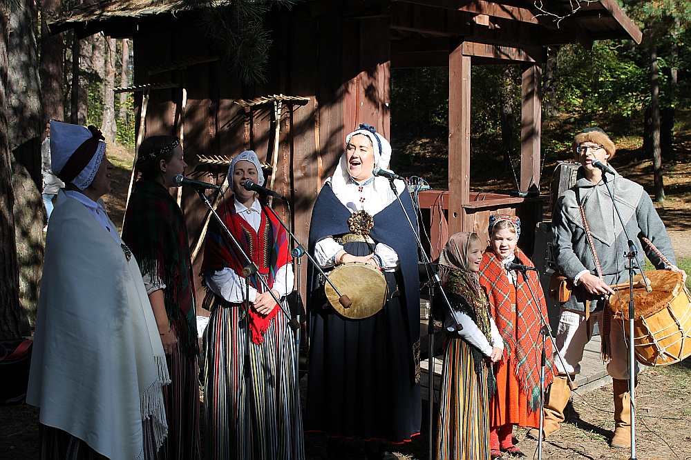 Folkloras kopa “Rēvele”, uzstājoties festivālā “Rudenāji” Latvijas Etnogrāfiskajā brīvdabas muzejā.