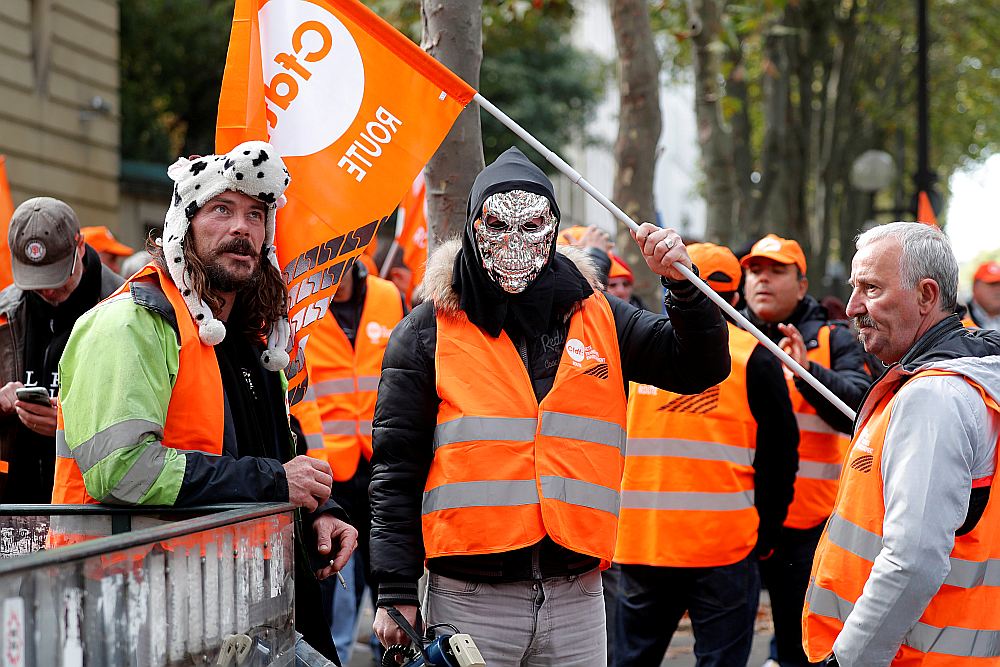 Demonstranti no Francijas Demokrātiskās darba savienības (CFDT) pret Makrona iecerēto Darba likuma reformu 18. septembrī – dienā, kad smago automašīnu šoferi “operācijā gliemezis” organizēja sastrēgumus visā valstī.