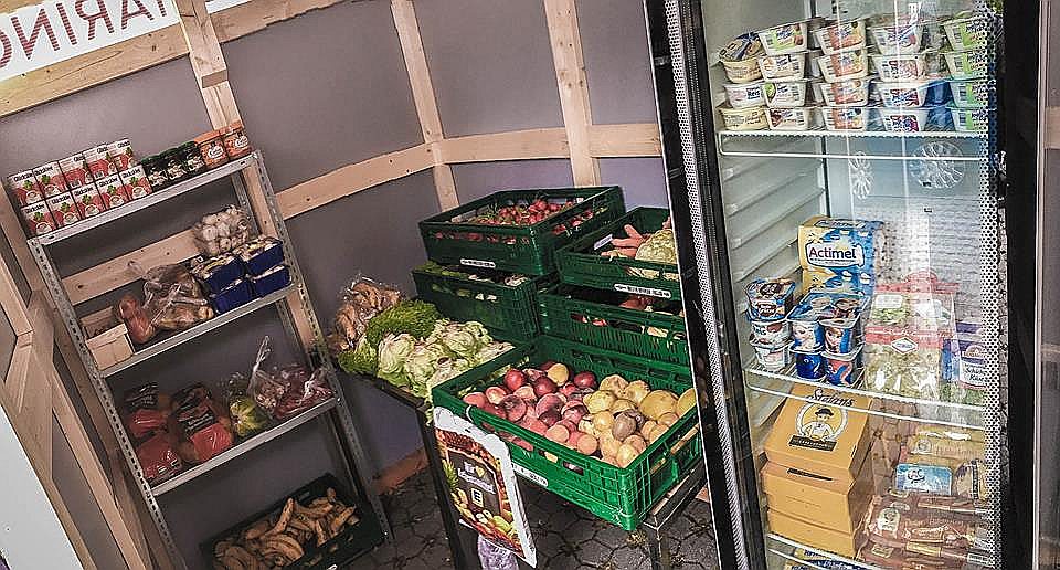 Veikalos neiztirgotā pārtika glīti sakārtota plauktos un bez maksas pieejama jebkuram, kurš to vēlas.