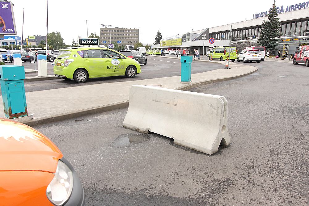 Lidostas vadība tiesas spriedumu bija nolēmusi izprast diezgan savdabīgi: barjera un ceļa zīmes tika demontētas, bet barjeras vietā ceļu aizšķērso betona bluķis; piekļuve taksometru stāvvietai pie ielidošanas termināļa organizēta citā vietā, kur iebraukt atļauts tikai ar atļaujām.