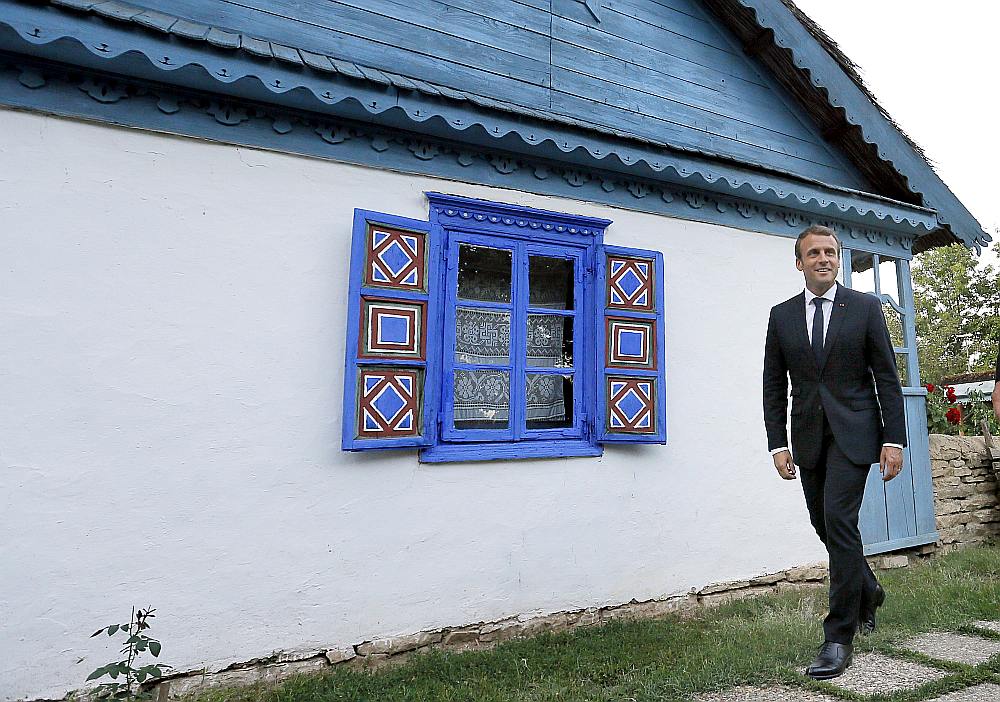 Francijas prezidents Emanuels Makrons Austrumeiropas apmeklējuma laikā pie zemnieku mājas Ciematu muzejā Bukarestē, Rumānijā 24. augustā.