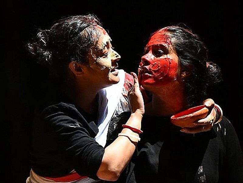 Bengāļu režisors Santanu Das iestudējumā “Makbeta spogulis” Šekspīra raganas uz skatuves pārvērta trīs māsās, kas ar tantriskā kulta tumšo rituālu palīdzību izsauc no viņpasaules Makbeta garu.