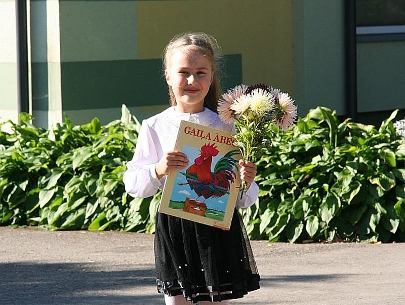 Liepājniece Paula Miķelsone šodien skolas gaitas sāk Grobiņas pagasta sākumskolā Dubeņos.