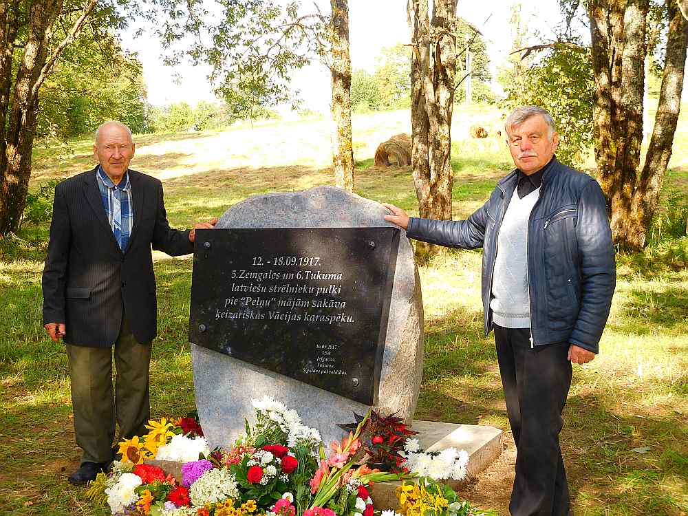 Viens no piemiņas akmens iniciatoriem Māris Niklass (no labās) un “Peļņu” zemes saimnieks Artūrs Roberts Melbārdis, kurš dāvājis zemi piemiņas vietas izveidošanai.