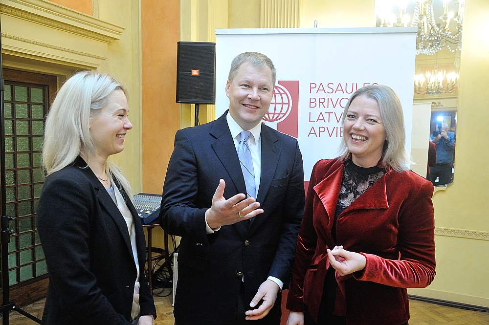 Latviešu apvienības Austrālijā un Jaunzēlandē vadītāja Kristīne Saulīte (no labās) ar juristu Matīsu Kukaini un Cēsu pašvaldības attīstības nodaļas vadītāju Laini Madalāni spriež par nākamgad Valmierā paredzēto ceturto Pasaules latviešu ekonomikas un inovāciju forumu.
