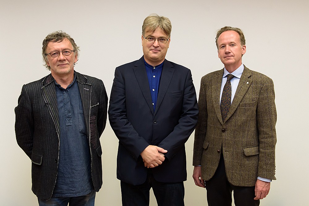 Baltijas valstu rakstnieku savienību priekšsēdētāji gandarīti par savstarpējās sadarbības atdzīvināšanu. No kreisās: Antans Jonīns (Lietuva), Arno Jundze (Latvija), Tīts Aleksejevs (Igaunija).