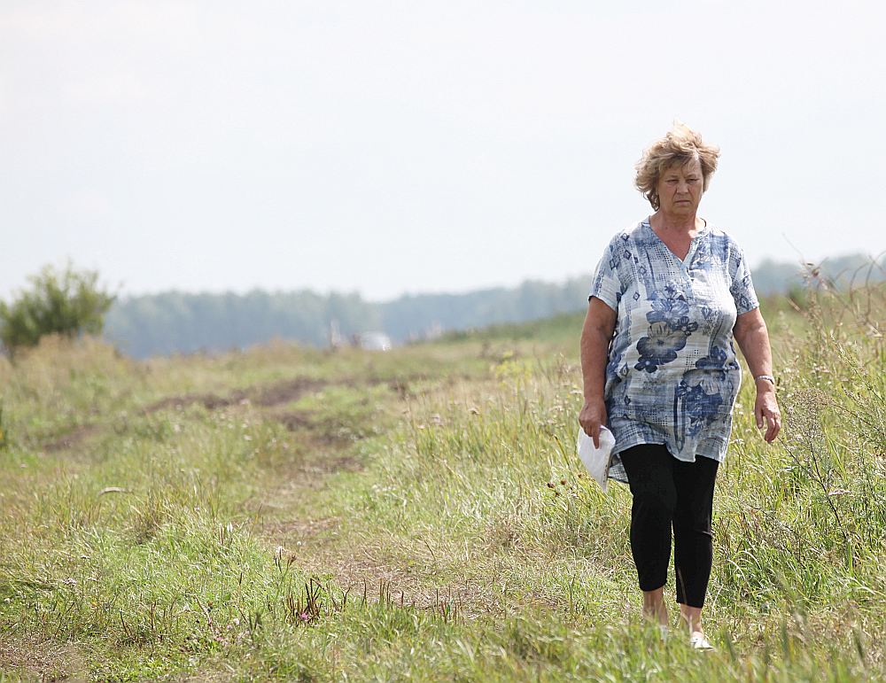 Kamēr Valentīna Supe krustu šķērsu staigāja pa Jevsjuku pļavām, vecātēva kapavietu meklēdama, binoklī viņai sekoja līdzi “federāļi”. Kā vēlāk teikuši mūsu autobusa šoferim – gādājot par viesu drošību.