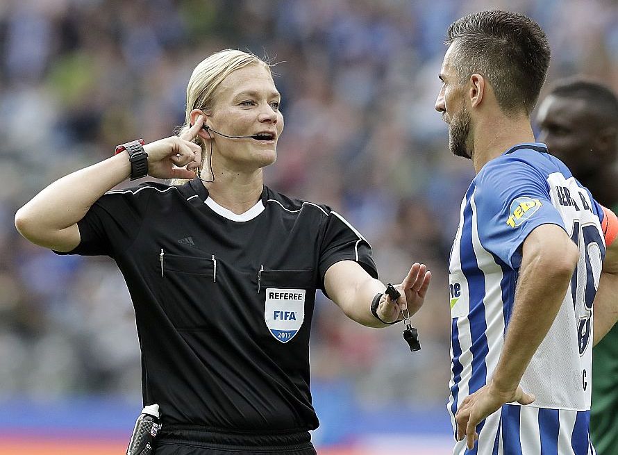 Vācijas Futbola federācija atļāvusi Bibianai Šteinhauzai tiesāt arī bundeslīgas spēles.