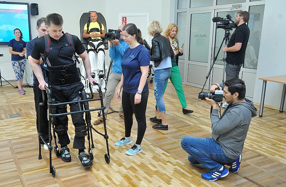 Artis Salenieks pirms trim gadiem cieta autoavārijā un zaudēja spēju staigāt. Kaut arī robottehnoloģija negarantē iespēju atkal nostāties uz savām kājām, nevarēja nepamanīt viņa prieku spert soļus, izmēģinot “Ekso Bionic”. Kaut vai ar robota palīdzību. “Patīkami, ka var izlocīt kājas. Jāmēģina iekustināt muskuļus – jāliek viņiem strādāt. Jāmēģina iedarbināt impulsus, varbūt smadzenes atcerēsies, kā tas notiek. Pats soļus nevaru veikt, taču svaru uz kājām jūtu,” teica Artis.