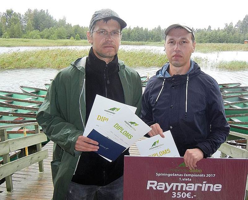 Sacensību uzvarētāji brāļi Uldis un Artūrs Veidemaņi.