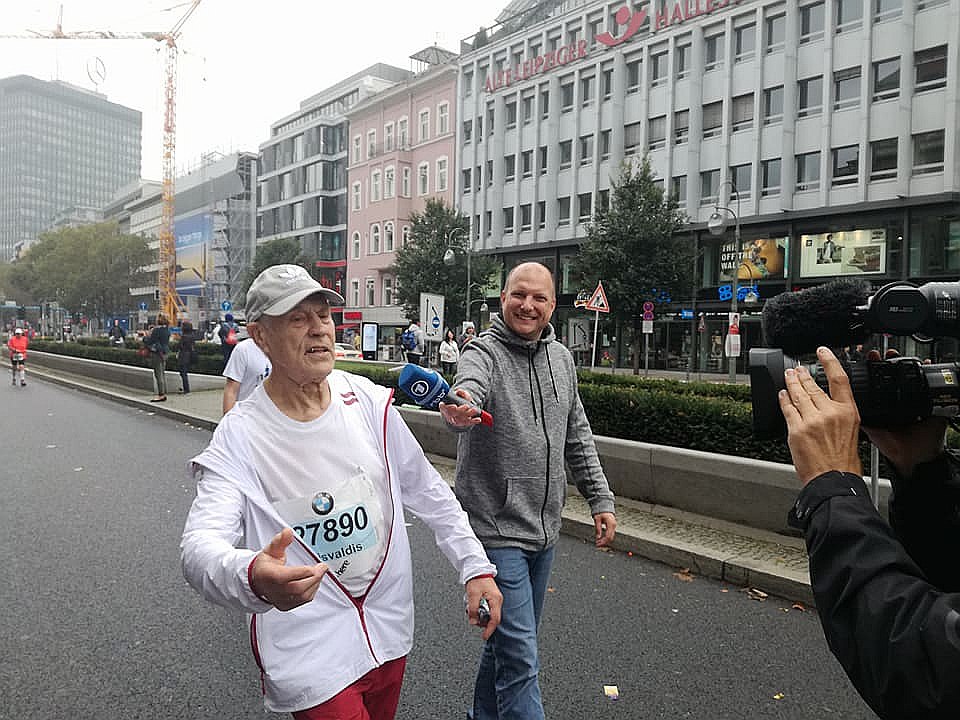 Pēdējos sešus kilometrus Visvaldis Lācis veica divu stundu laikā, kad maratona rīkotāji jau sāka novākt barjeras un pārtrauca laika skaitīšanu. Lai stiprinātu garu, skrējējs dziedāja tautasdziesmas.