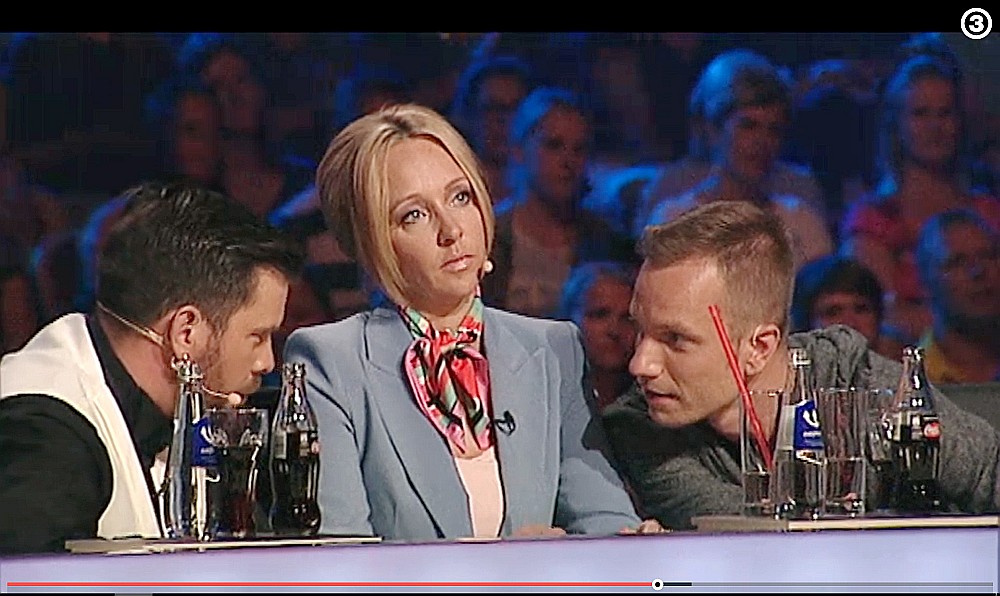 Latvijas šova “X Factor” žūriju, kurā piedalās Intars Busulis (no kreisās), Aija Auškāpa un Reinis Sējāns, raksturo mačo komunikācijas stils – sieviete žūrijā parādīta kā mazāk zinoša.