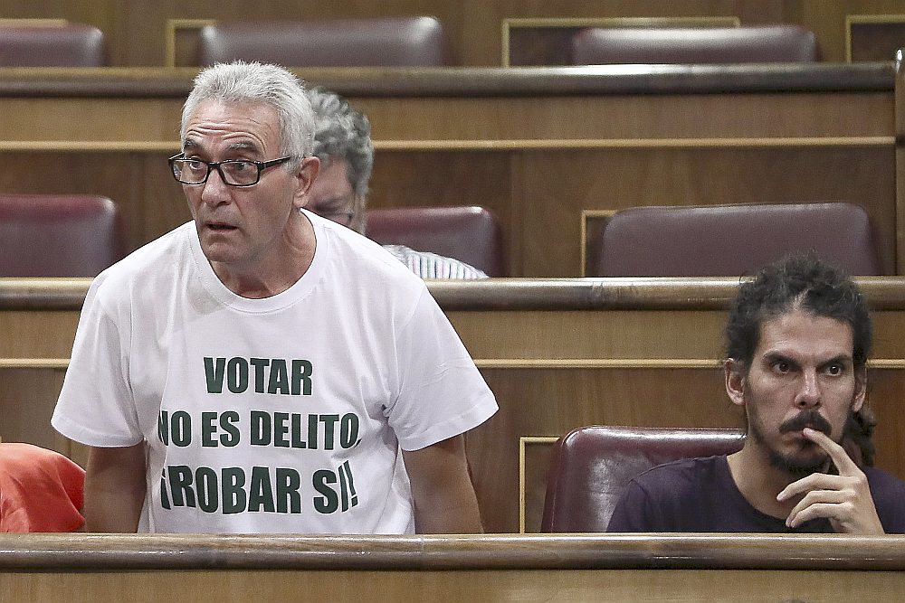 Partijas “Podemos” (“Mēs varam”) deputāts Djego Kanamero Spānijas parlamentā vakar ieradās kreklā ar uzrakstu “Balsošana nav noziegums, bet zagšana ir”, kritizējot valdības vēršanos pret referendumu Katalonijā, bet pieverot acis uz korupciju varas aprindās.
