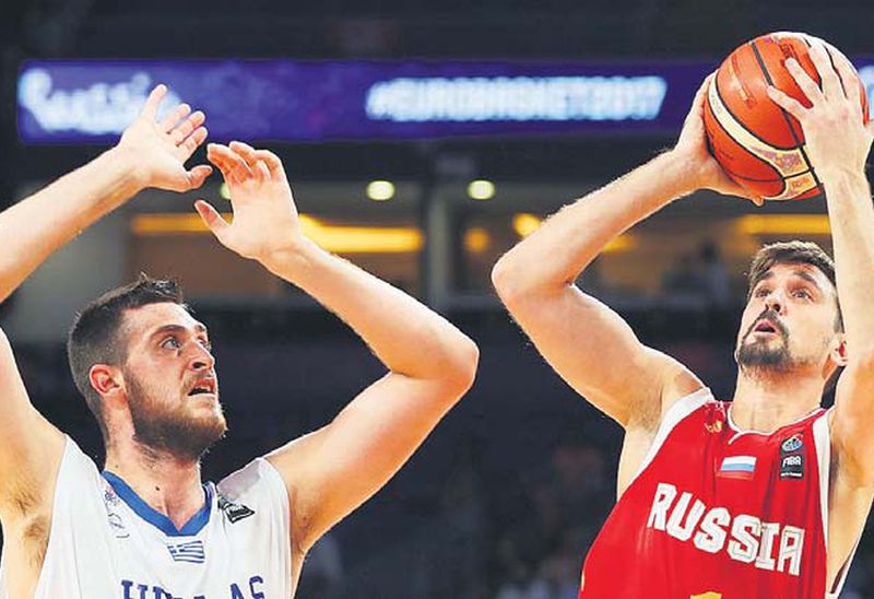 Krievijas izlase ar savu līderi Alekseju Švedu (no labās) vienīgo zaudējumu Stambulā piedzīvoja pret Latvijas basketbolistiem.