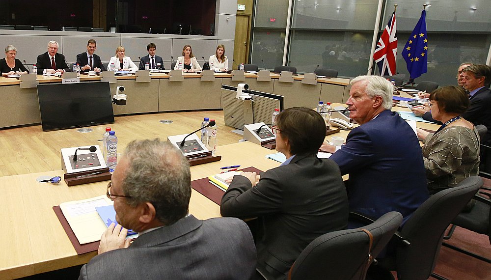 Apvienotās Karalistes delegācija un ES delegācija breksita sarunu raundā vakar Briselē (ES sarunvedējs Mišels Barnjē ceturtais no labās).