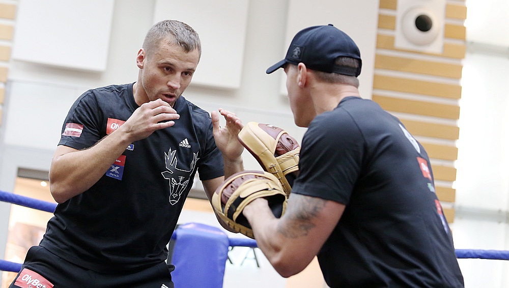 Mairis Briedis atklātajā treniņā lielveikalā, protams, nedemonstrēja visus ieročus no sava cīņas arsenāla.