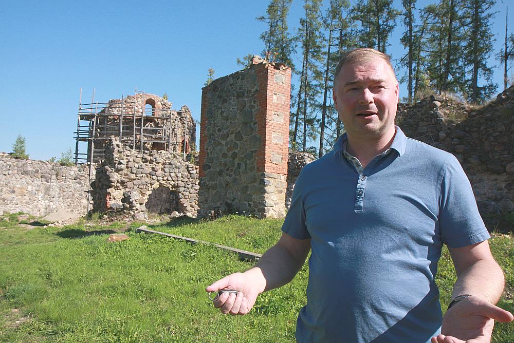 Valkas uzņēmējs Jānis Biezais iecerējis atjaunot pils Ziemeļu un Vārtu torņus, uzliekot starpstāvu pārsegumus un jumtu. Bet, lai cilvēki nebrauktu pilsdrupās ar automašīnām, ieejai tiks likti priekšā bīdāmie vārti.