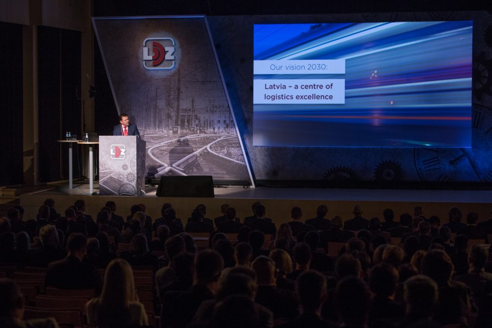 VAS “Latvijas dzelzceļš” (LDz) konferencē “Globālās transporta kustības izaicinājumi” Rīgā pulcējās vairāk nekā 400 loģistikas ekspertu no 35 pasaules valstīm, kuru vidū ir gan vairums Eiropas Savienības valstu, gan arī Azerbaidžānas, Baltkrievijas, Indijas, Japānas, Kazahstānas, Krievijas, Ķīnas, Turcijas, ASV u.c. valstu pārstāvji.