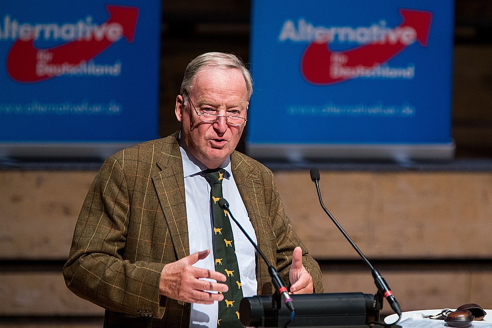 AfD kandidāts kanclera amatam Aleksandrs Gaulands paziņojis, ka sankcijas pret Krieviju būtu jāatceļ, jo tās “kaitē gan mums, gan Krievijai un nepalīdzēs Ukrainai atgūt Krimu”.