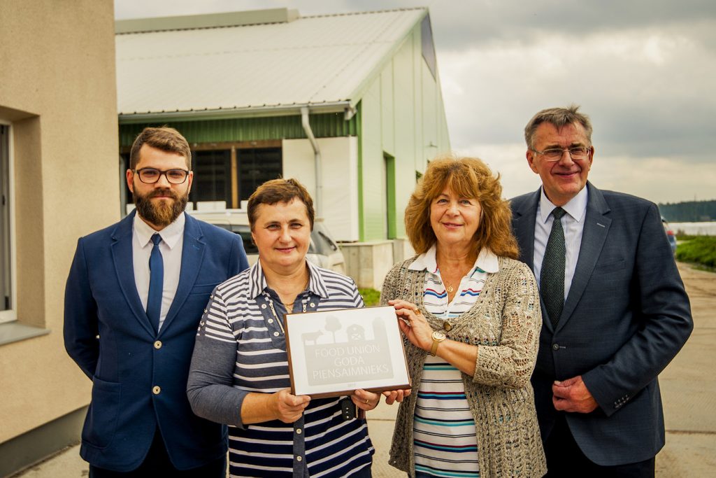 No kreisās – “Food Union” Piena iepirkumu departamenta attīstības speciālists Mārtiņš Strazdiņš-Stradiņš,,
“LIS Latgale” vadītājas Valentīna Sarkane un Jevdokija Šļifka, ” Food Union” padomes priekšsēdētāja vietnieks Harijs Panke,
