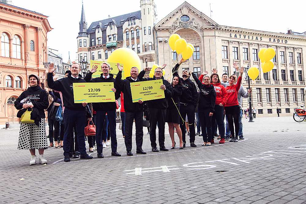 Pēc “Digital Freedom Festival” izziņošanas pasākuma rīkotāji kopā ar daļu no konferences atbalstītājiem vienojās nelielā zibakcijā – kopīgā fotosesijā Doma laukumā.