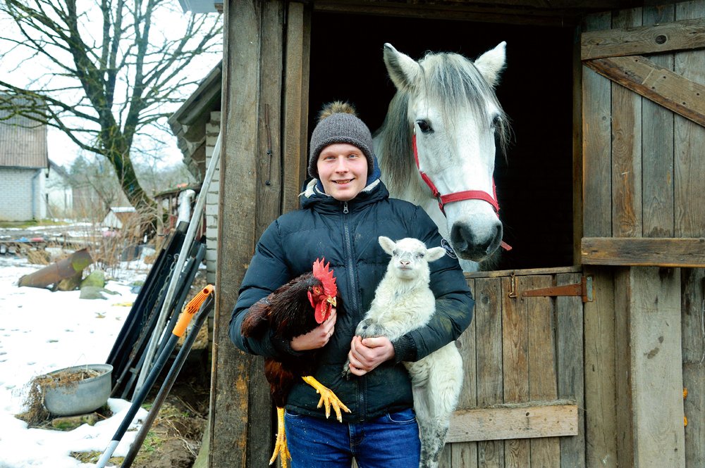 Agris Seilis, “Priežkalnu” nākamais saimnieks, šā gada martā ar saimniecības mīluļiem. Agris nešaubīgi ir viens no zinošākajiem un visjaunākajiem putnkopjiem Latvjā