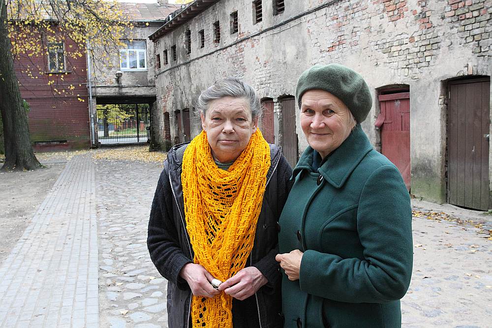 Jāņa Asara ielas 12. nama dzīvokļu īrnieces Zinaida Lapsa (no labās) un Marianna Vasiļkova stāsta, ka namīpašnieks ar dažādiem paņēmieniem spiež parakstīt vienošanos par līguma laušanu un izlikt no dzīvokļiem.