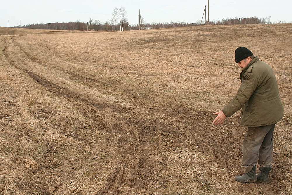 Toreiz – 2012. gadā – Osvalds Batarags norādīja uz “Vildiņu” zemi, ko bez viņa ziņas izdangājis “LatRosTrans”. Toreiz AS “Ventspils nafta” (kuras paspārnē atrodas SIA) sabiedrisko attiecību vadītāja Ilze Nagla solīja, ka attiecības ar O. Bataragu tiks sakārtotas. Nav sakārtotas līdz šim brīdim.