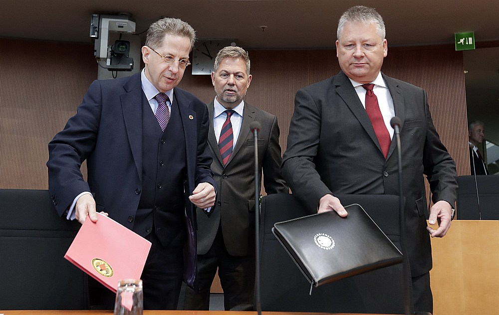 Vācijas iekšējā izlūkdienesta jeb Konstitūcijas aizsardzības biroja vadītājs Hanss Georgs Māsens (no kreisās), Valsts ārējā izlūkdienesta vadītājs Bruno Kāls un Vācijas militārā pretizlūkošanas dienesta vadītājs Kristofs Gramms ierodas Bundestāgā, lai pirmo reizi piedalītos debatēs Bundestāga izlūkdienestu pārraudzības komitejā.