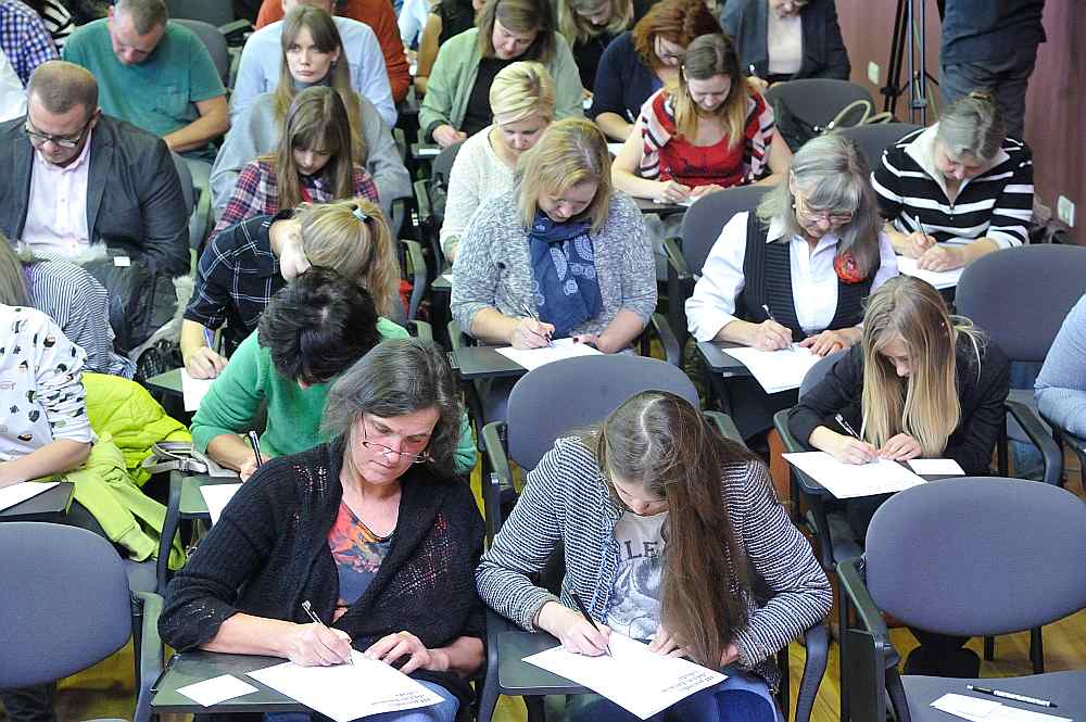 Daudzi izmantoja iespēju rakstīt diktātu Latvijas Universitātes Humanitāro zinātņu fakultātē, kur tekstu diktēja populārā aktrise Guna Zariņa.