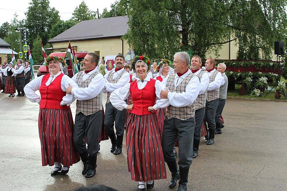 Pasākums “Sēlija rotā” Viesītē. Dejo Pilskalnes pagasta vidējās paaudzes deju kolektīvs.