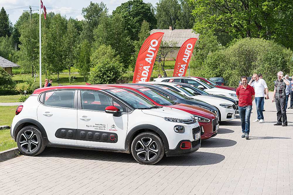 Nav svarīgi, kuras markas auto konkursā izrotāts ar šo uzrakstu. Piemērots tas visai lielajai vērtēšanas spēlei kopumā. Starp citu – balsojumā par titulu “Tautas auto” vairākos interneta portālos varēs piedalīties ikviens.